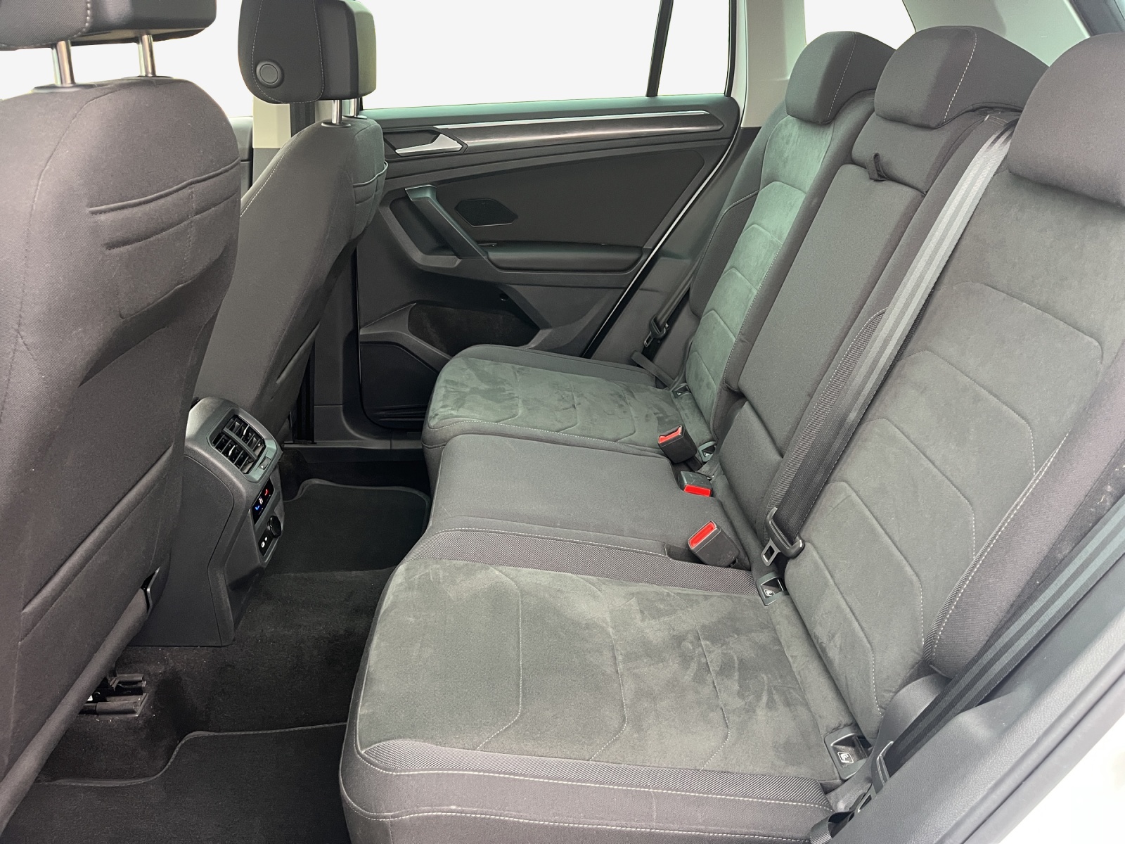 VW Tiguan 2.0 TDI SCR Elegance 4Motion DSG-image-11