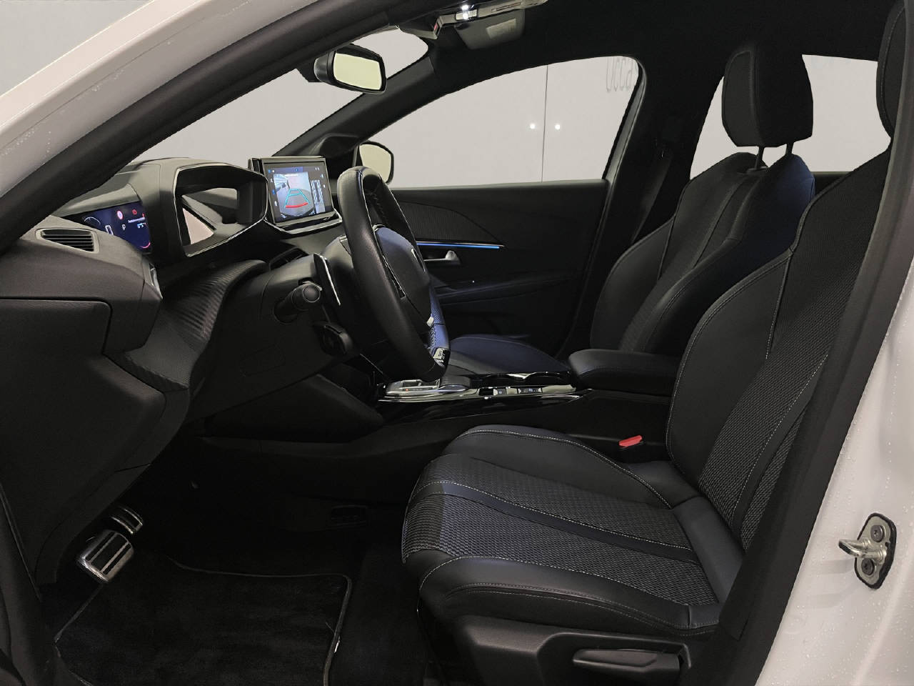 PEUGEOT 208 1.2 Hybrid 145 GT-image-4