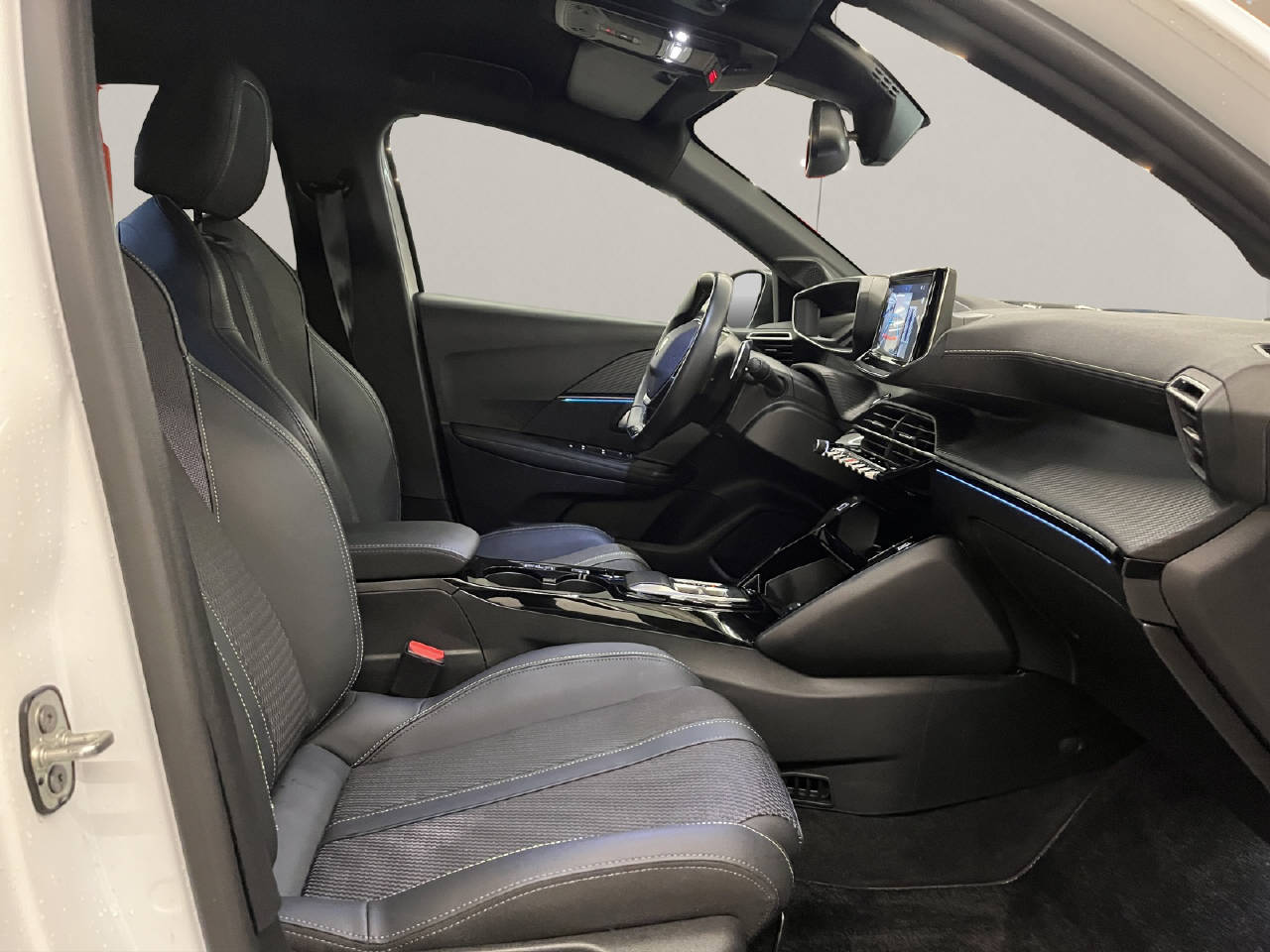 PEUGEOT 208 1.2 Hybrid 145 GT-image-11