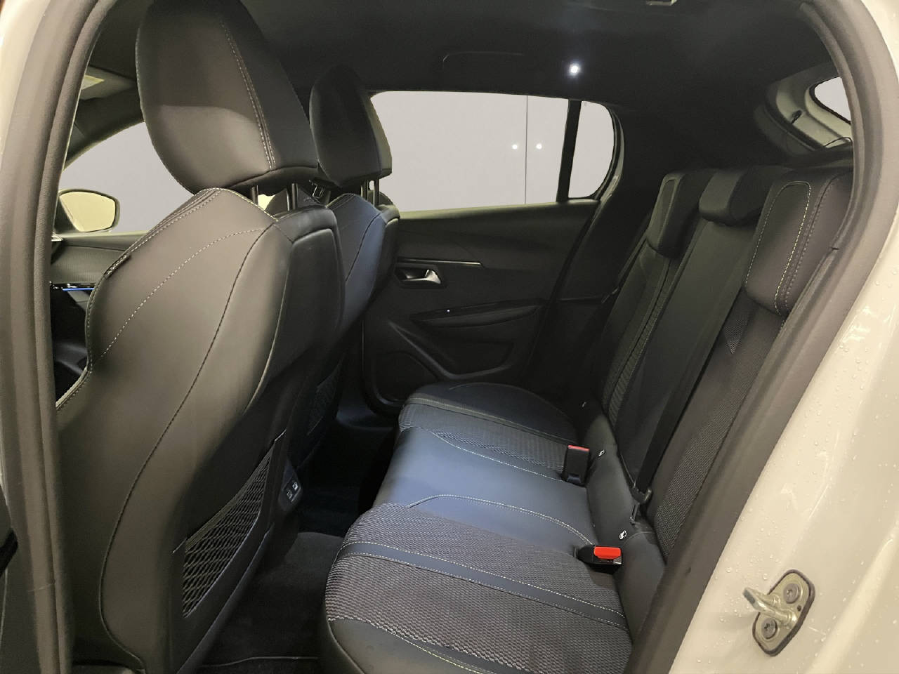 PEUGEOT 208 1.2 Hybrid 145 GT-image-10