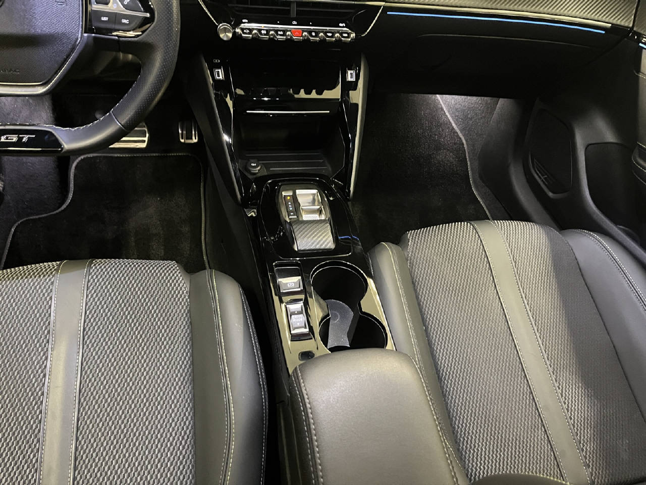 PEUGEOT 208 1.2 Hybrid 145 GT-image-8