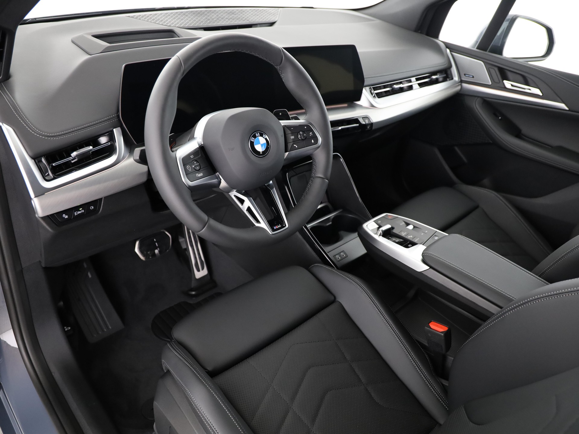 BMW 220i Active Tourer-image-11