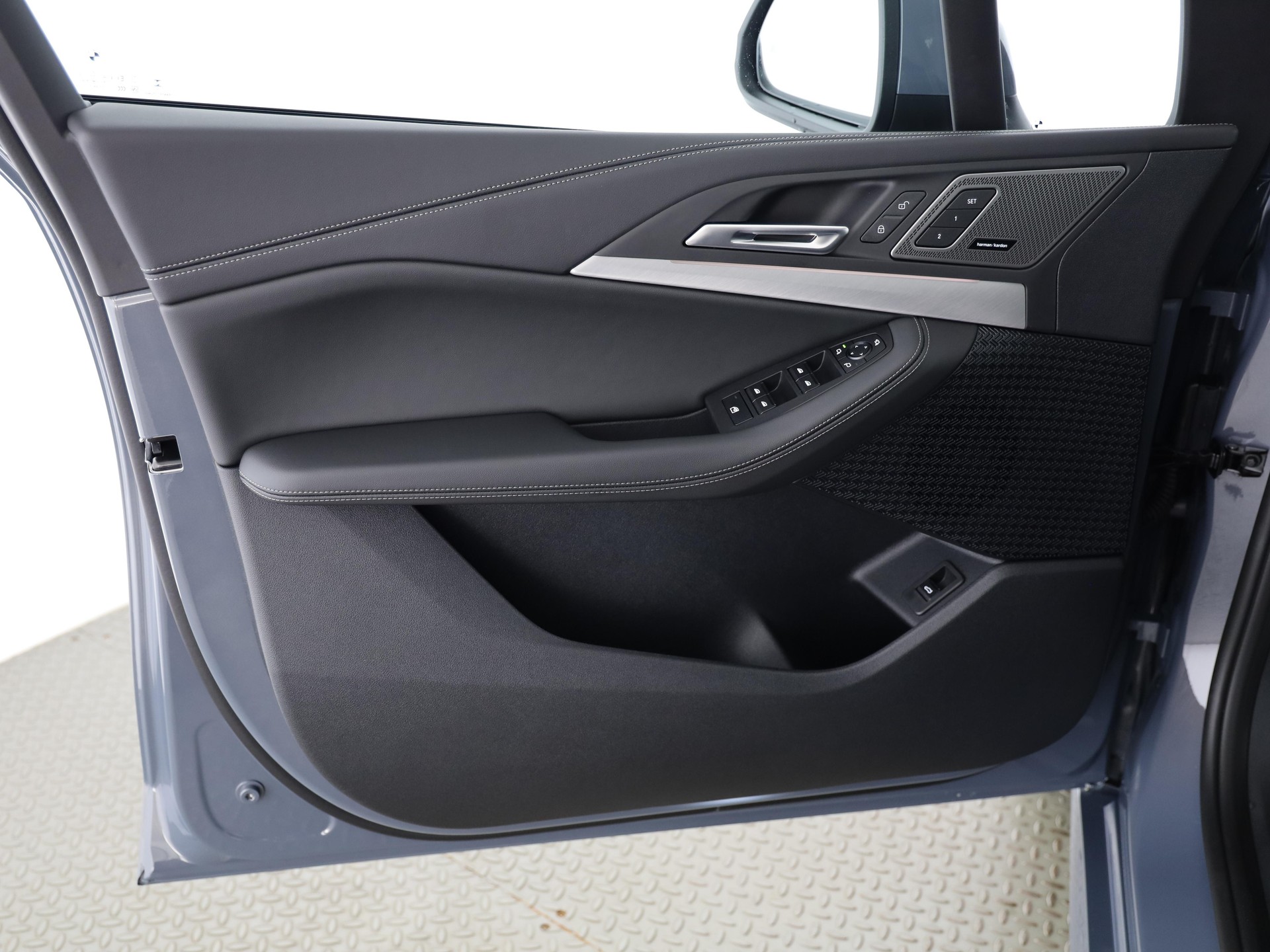 BMW 220i Active Tourer-image-8
