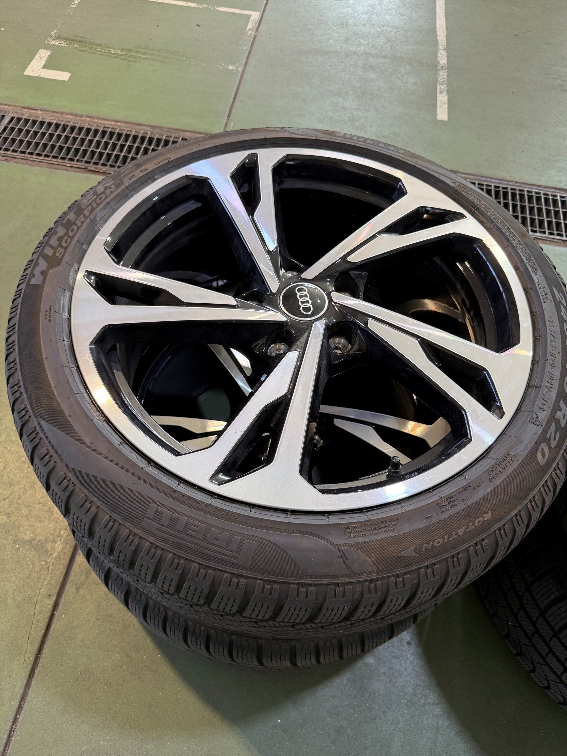 AUDI e-tron GT quattro, 8-fach bereift-image-25