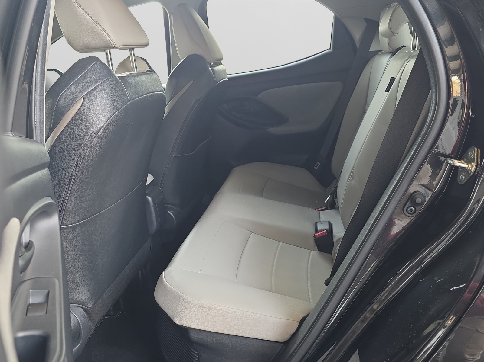 TOYOTA Yaris 1.5 VVT-i HSD Premium-image-11