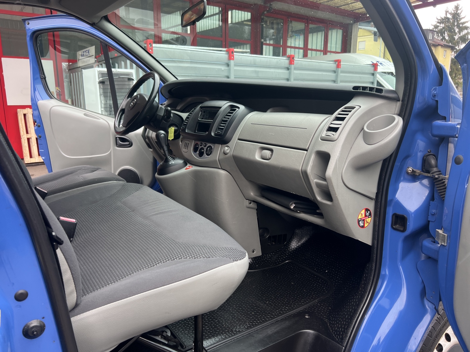 OPEL Vivaro 2.5 CDTI 2.7t L1H1-image-22