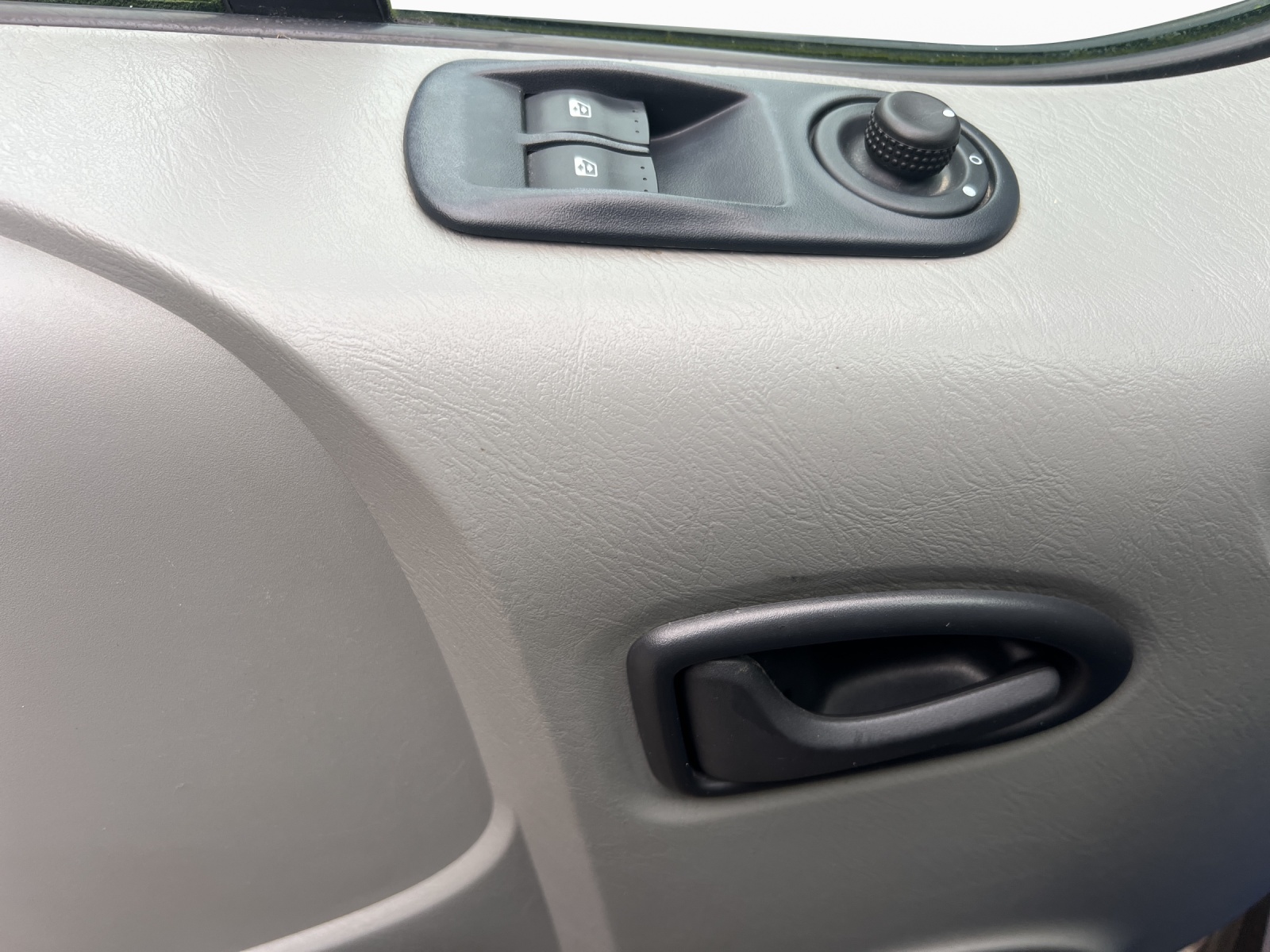 OPEL Vivaro 2.5 CDTI 2.7t L1H1-image-9