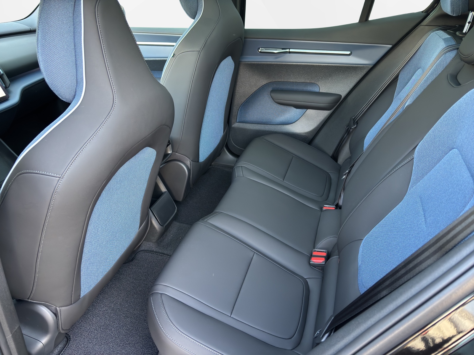 VOLVO EX30 CC E60 Cross Country AWD Twin Performance-image-11