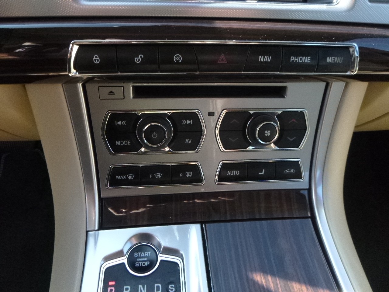 JAGUAR XF 3.0 V6 S/C Premium Luxury 4x4-image-19