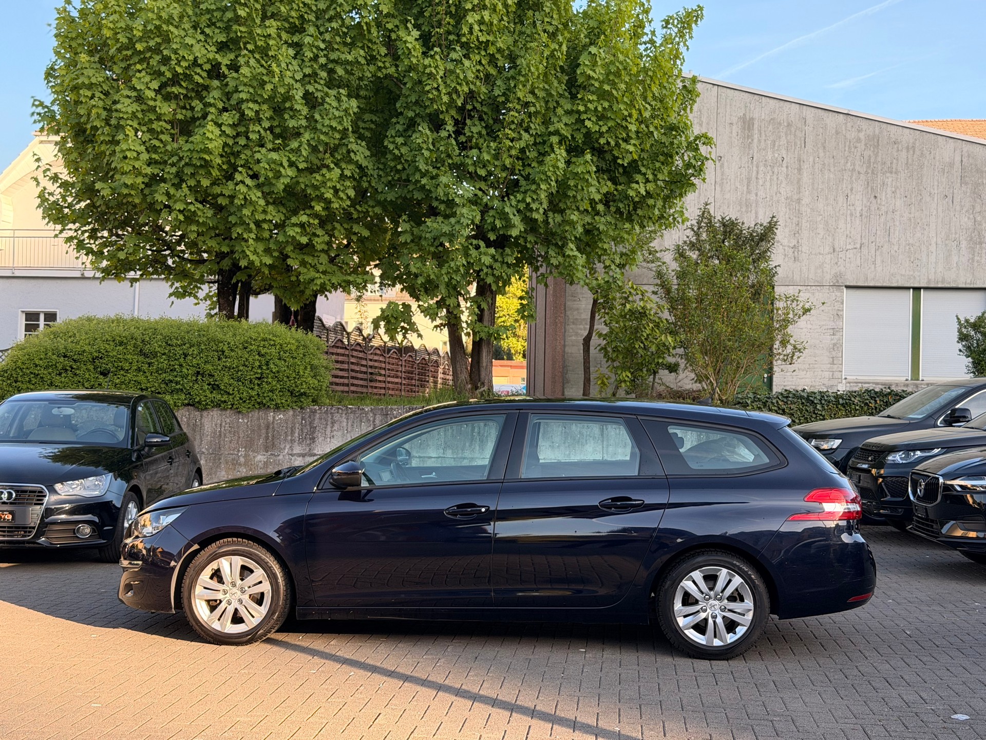 PEUGEOT 308 SW 1.2 THP Business Automatic-showroom-element-1