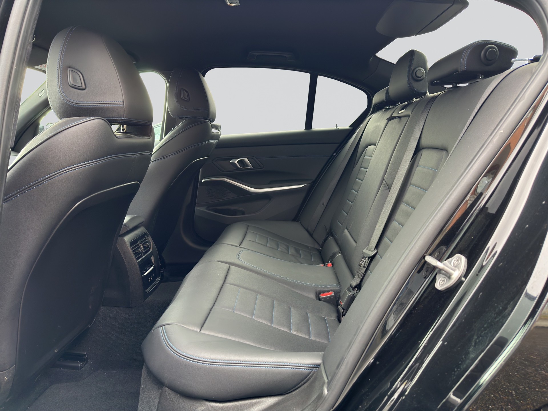 BMW 320d xDrive M Sport Steptronic-image-7