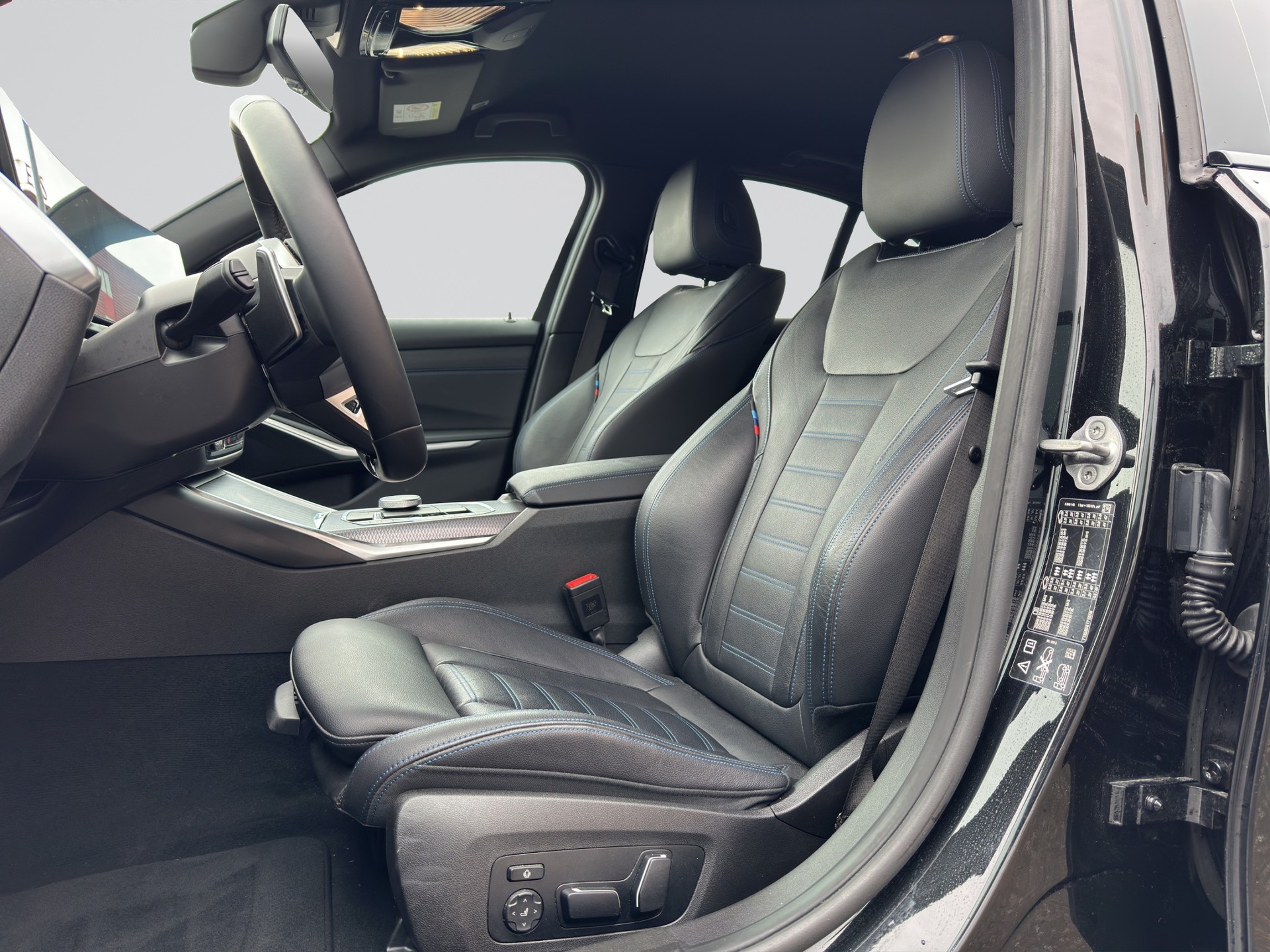 BMW 320d xDrive M Sport Steptronic-image-5
