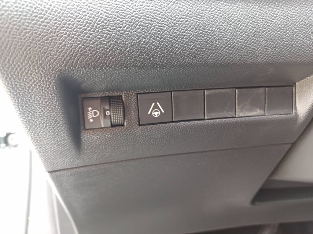 PEUGEOT 208 1.2 Hybrid Allure-image-13