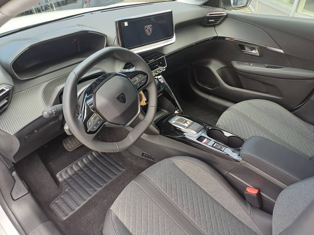 PEUGEOT 208 1.2 Hybrid Allure-image-3