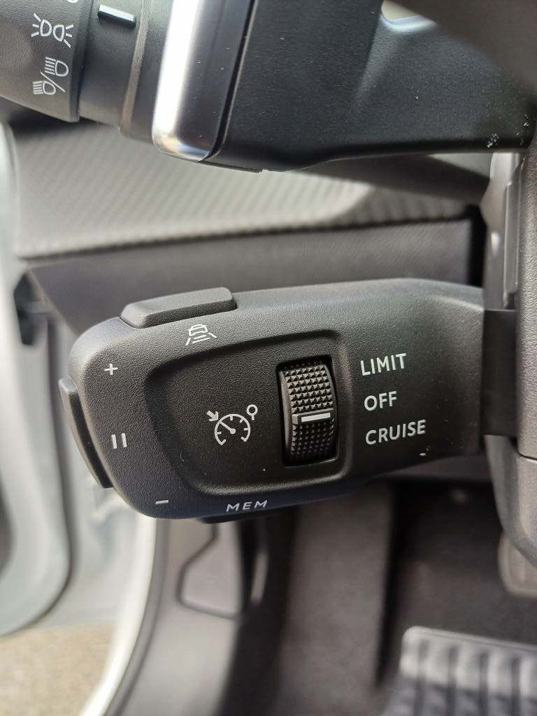 PEUGEOT 208 1.2 Hybrid Allure-image-4
