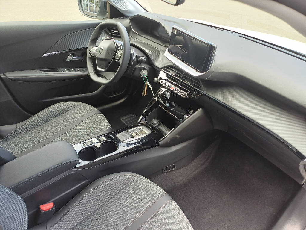 PEUGEOT 208 1.2 Hybrid Allure-image-5