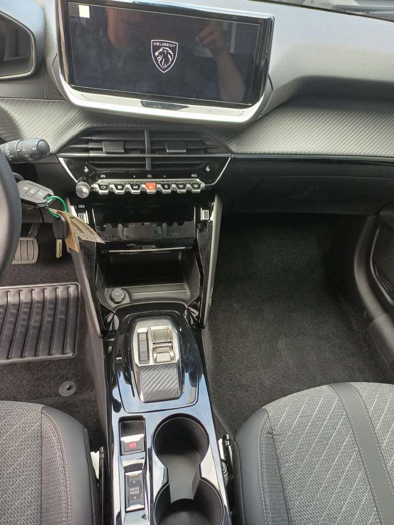 PEUGEOT 208 1.2 Hybrid Allure-image-8