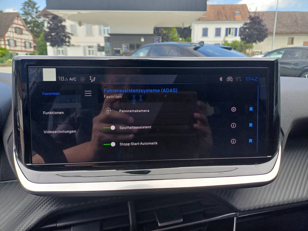 PEUGEOT 208 1.2 Hybrid Allure-image-10