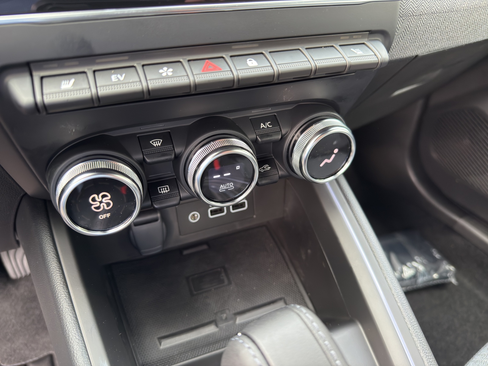 RENAULT Clio 1.0 Techno X-Tronic-image-13