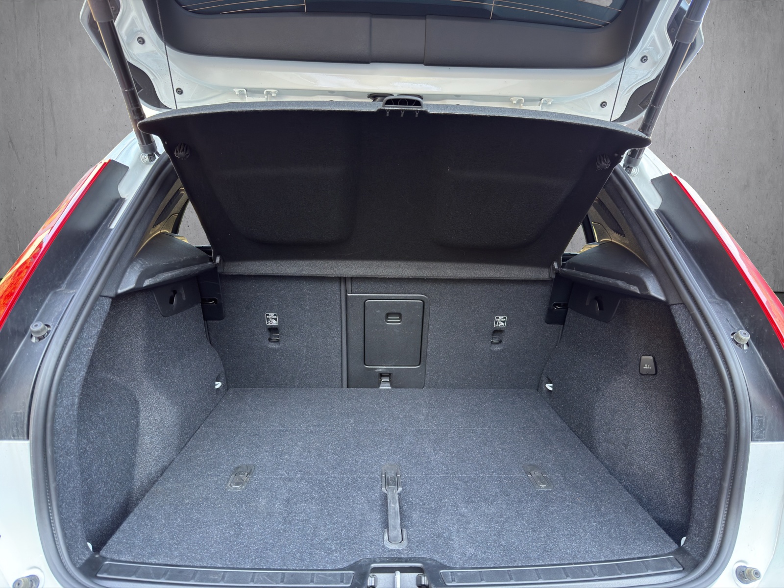 VOLVO XC40 B3 Benzin Mild Hybrid Plus Dark DCT-image-15