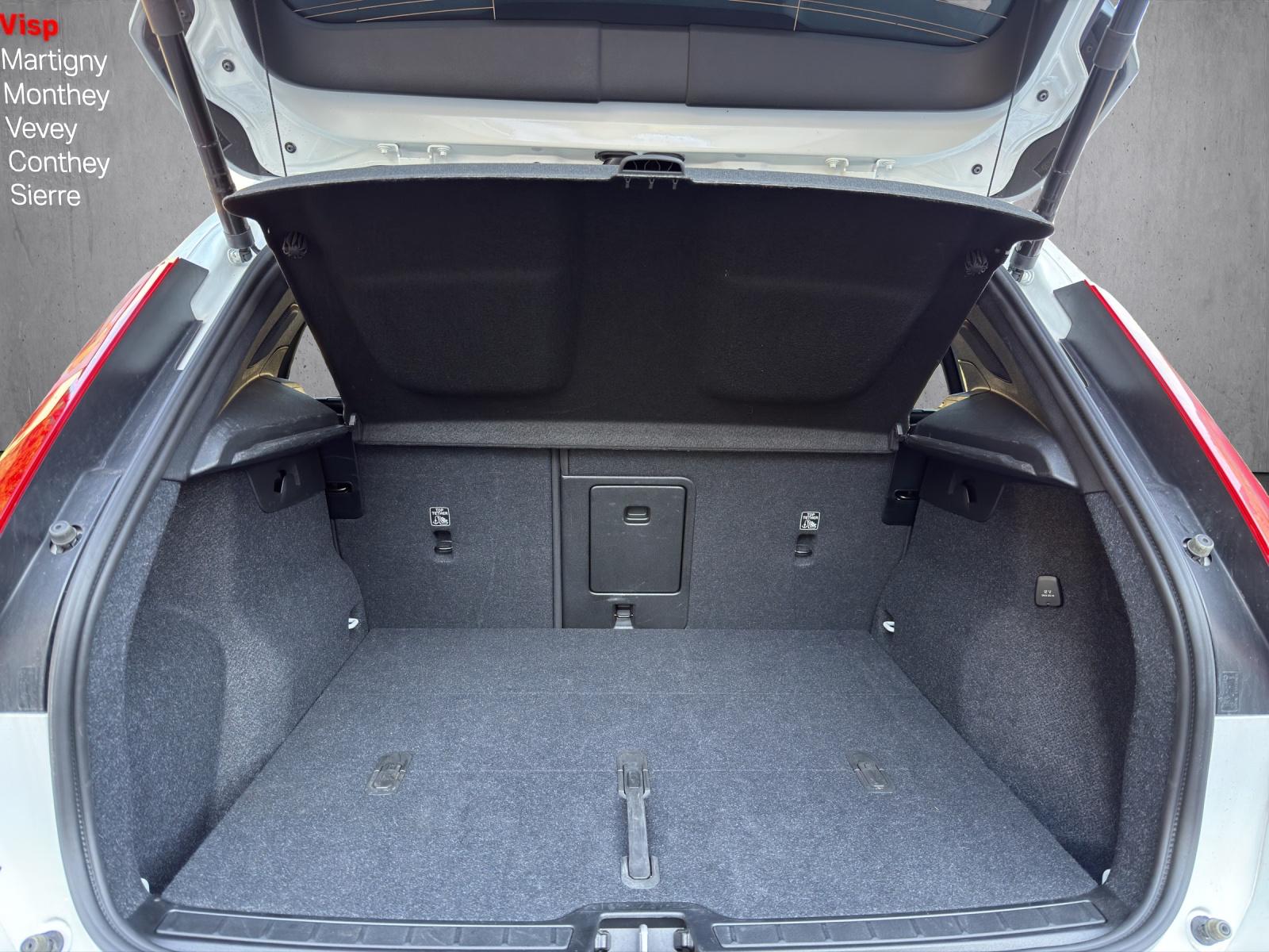 VOLVO XC40 B3 Benzin Mild Hybrid Plus Dark DCT-image-15