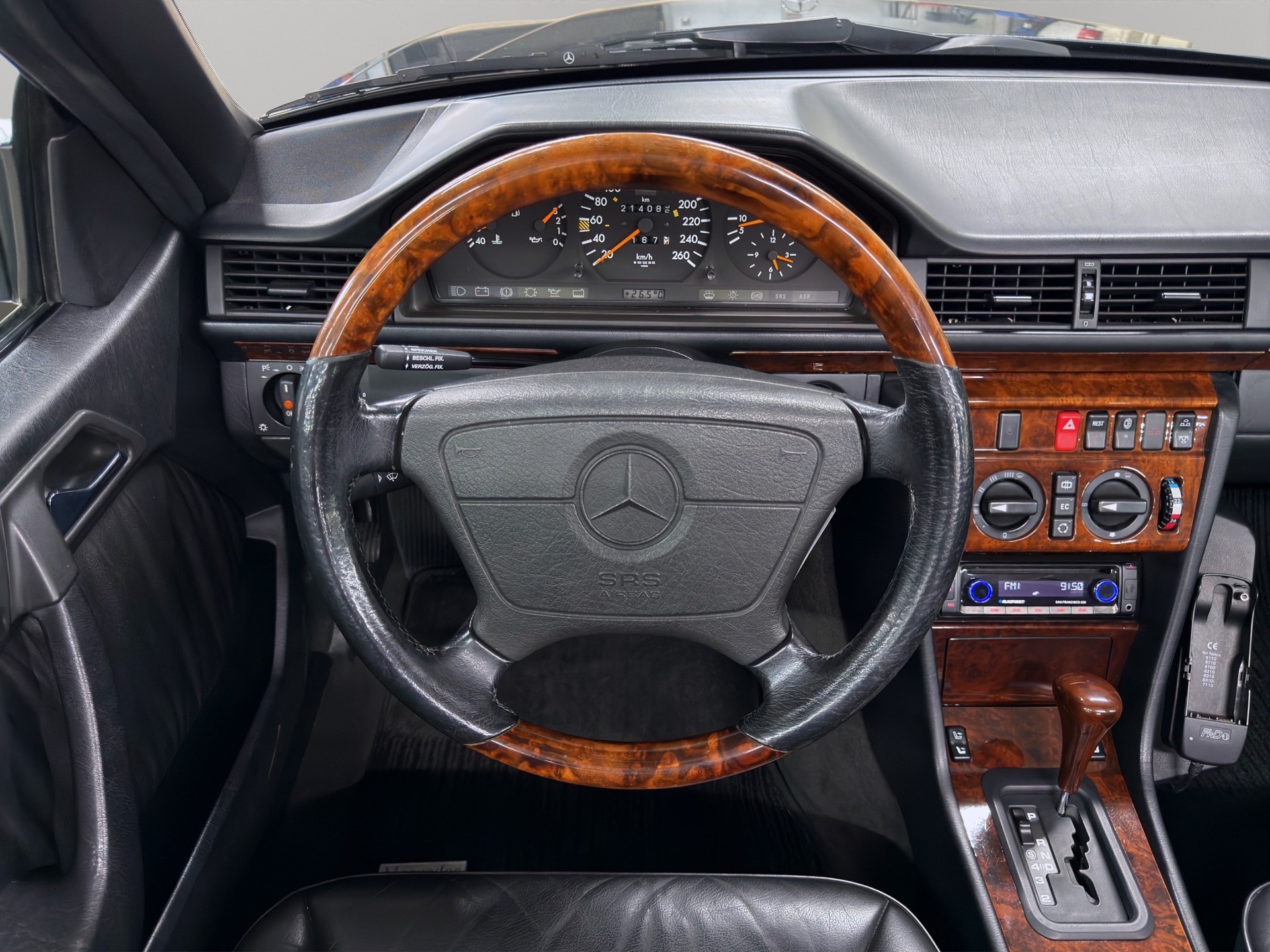 MERCEDES-BENZ E 320 Cabrio-image-17