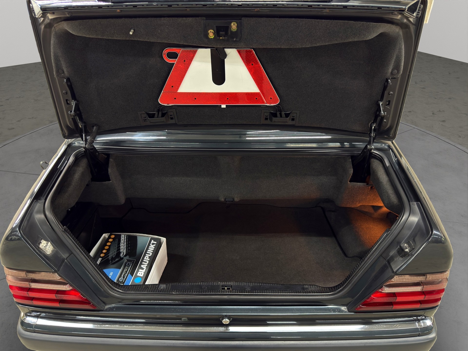 MERCEDES-BENZ E 320 Cabrio-image-20
