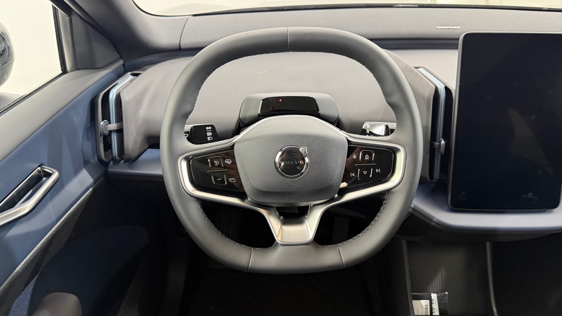 VOLVO EX 30 CC E60 Twin Performance A-image-11