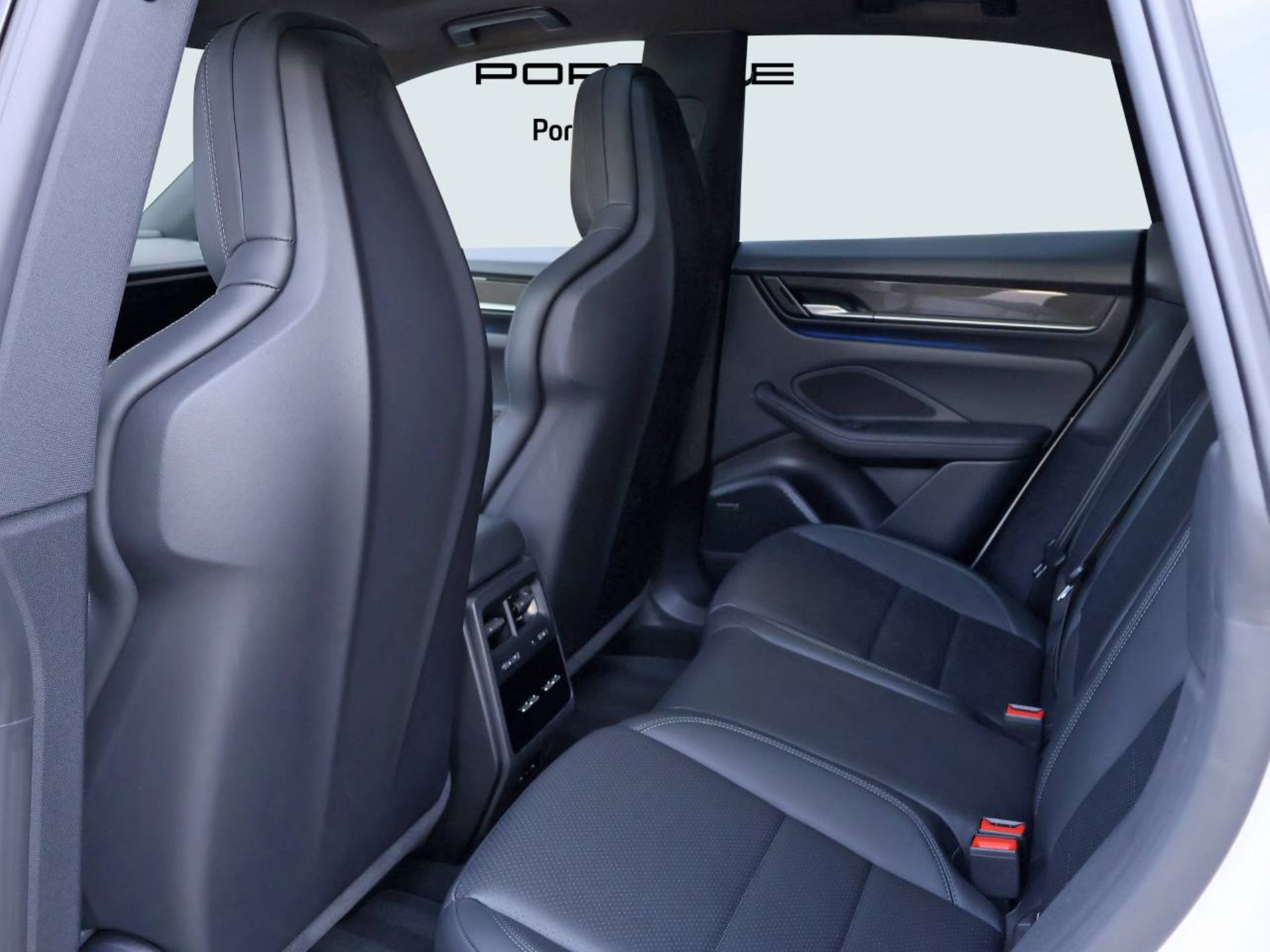 PORSCHE Macan 4S-image-15