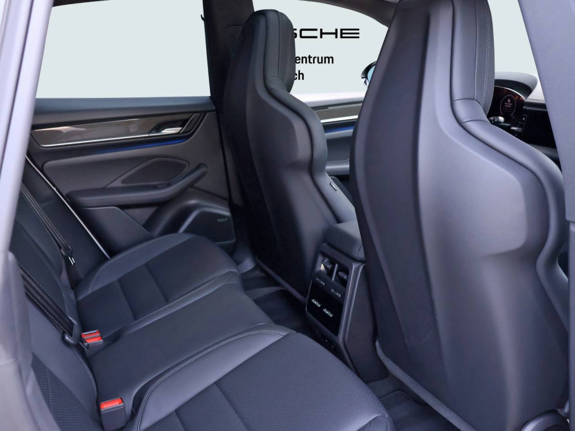 PORSCHE Macan 4S-image-14