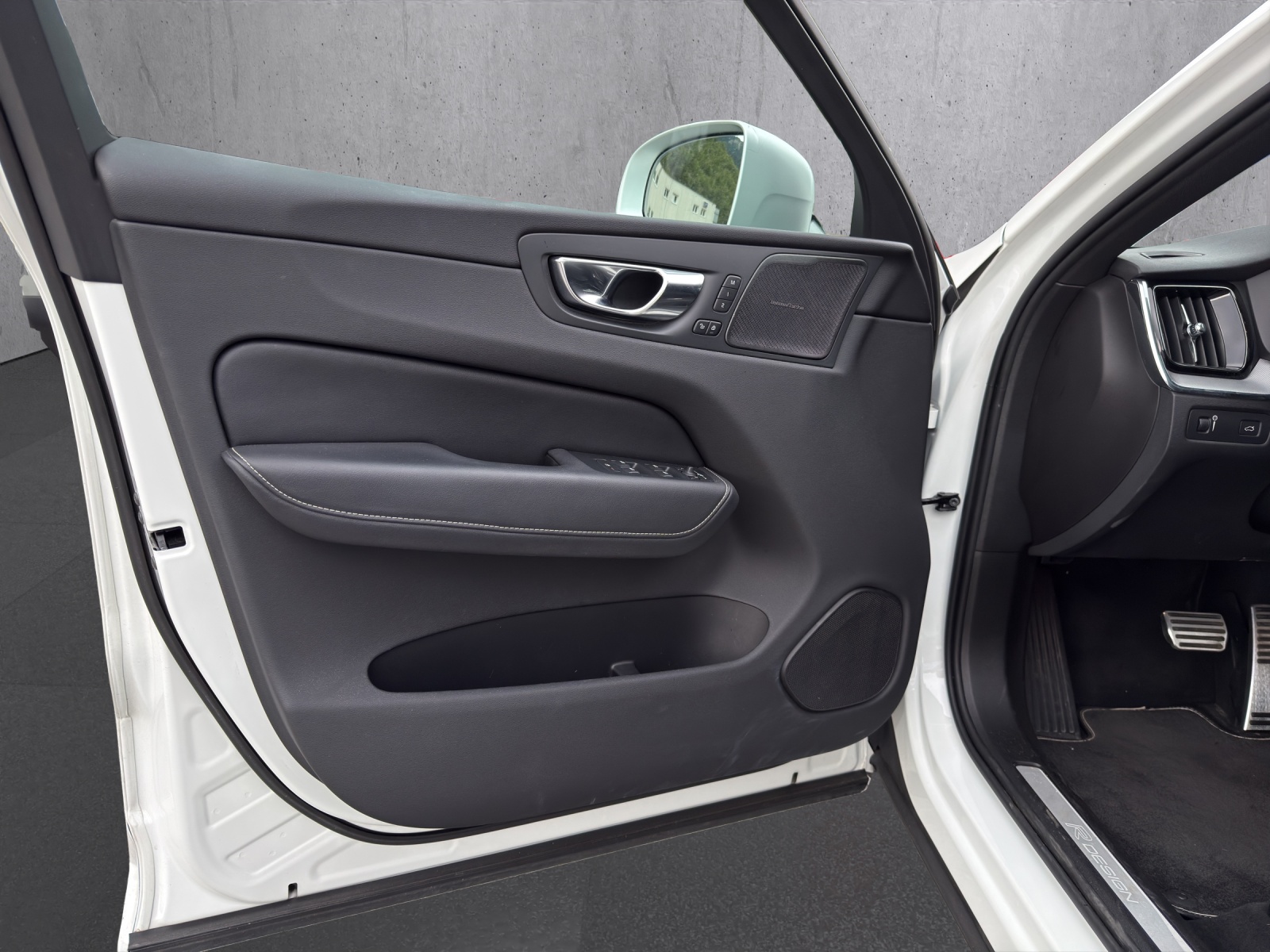 VOLVO XC60 T5 AWD R-Design Geartronic-image-9