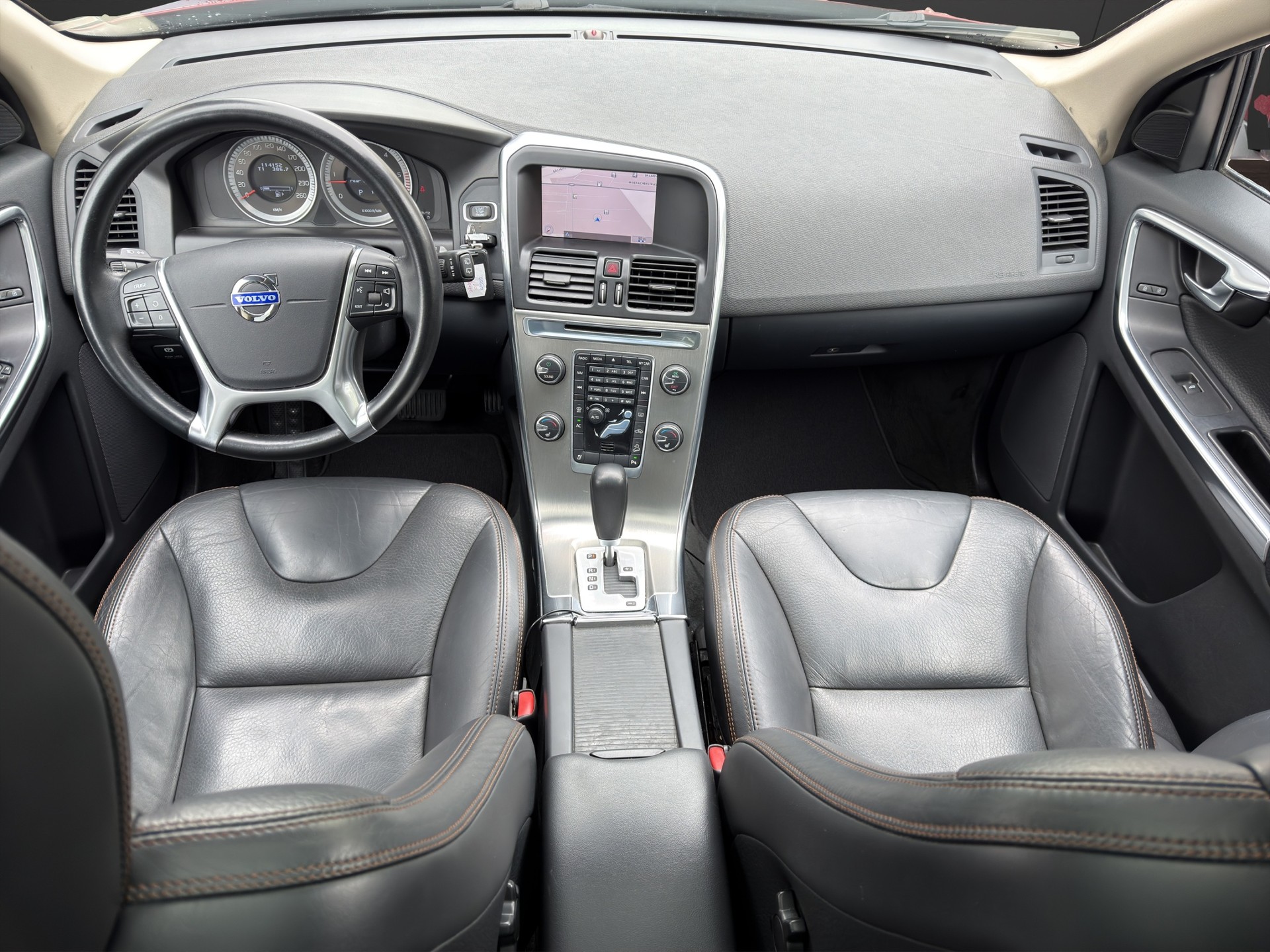 VOLVO XC60 D3 AWD Momentum Geartronic Pano&MFK-image-8