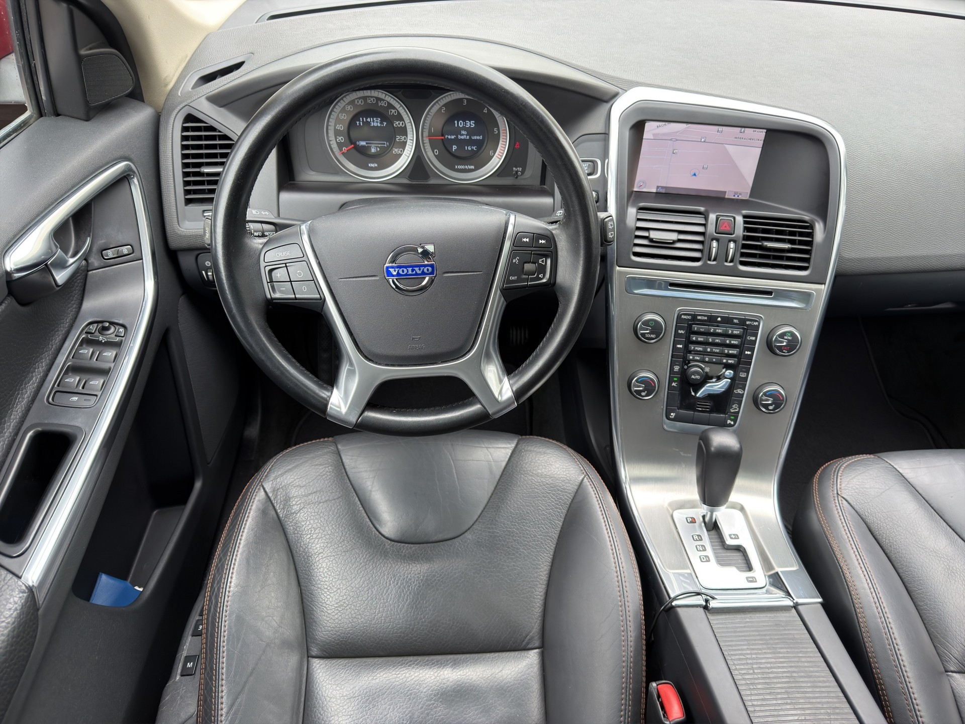 VOLVO XC60 D3 AWD Momentum Geartronic Pano&MFK-image-9
