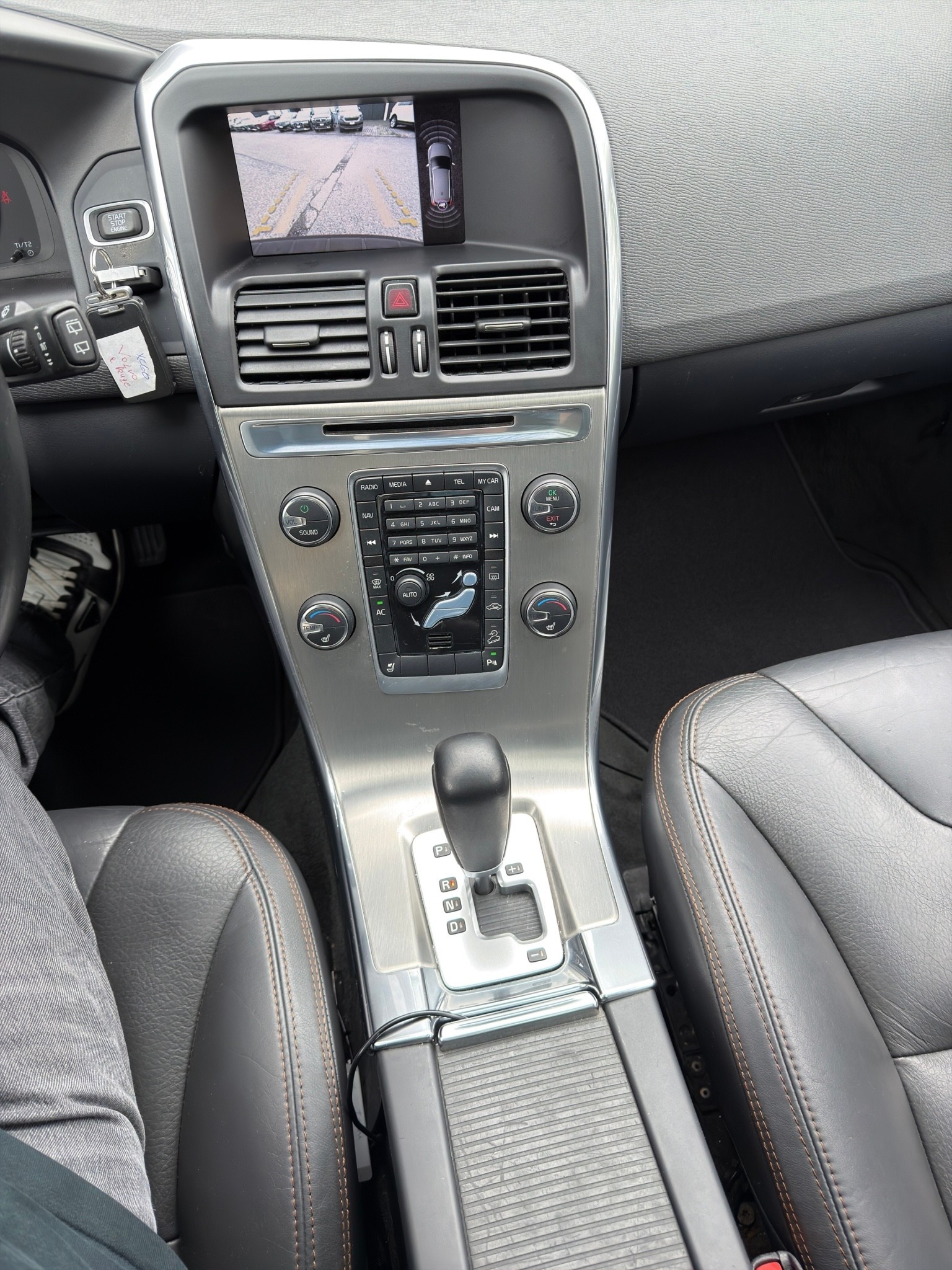 VOLVO XC60 D3 AWD Momentum Geartronic Pano&MFK-image-14