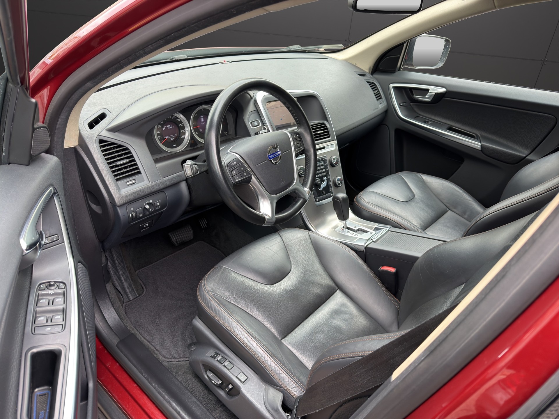 VOLVO XC60 D3 AWD Momentum Geartronic Pano&MFK-image-10