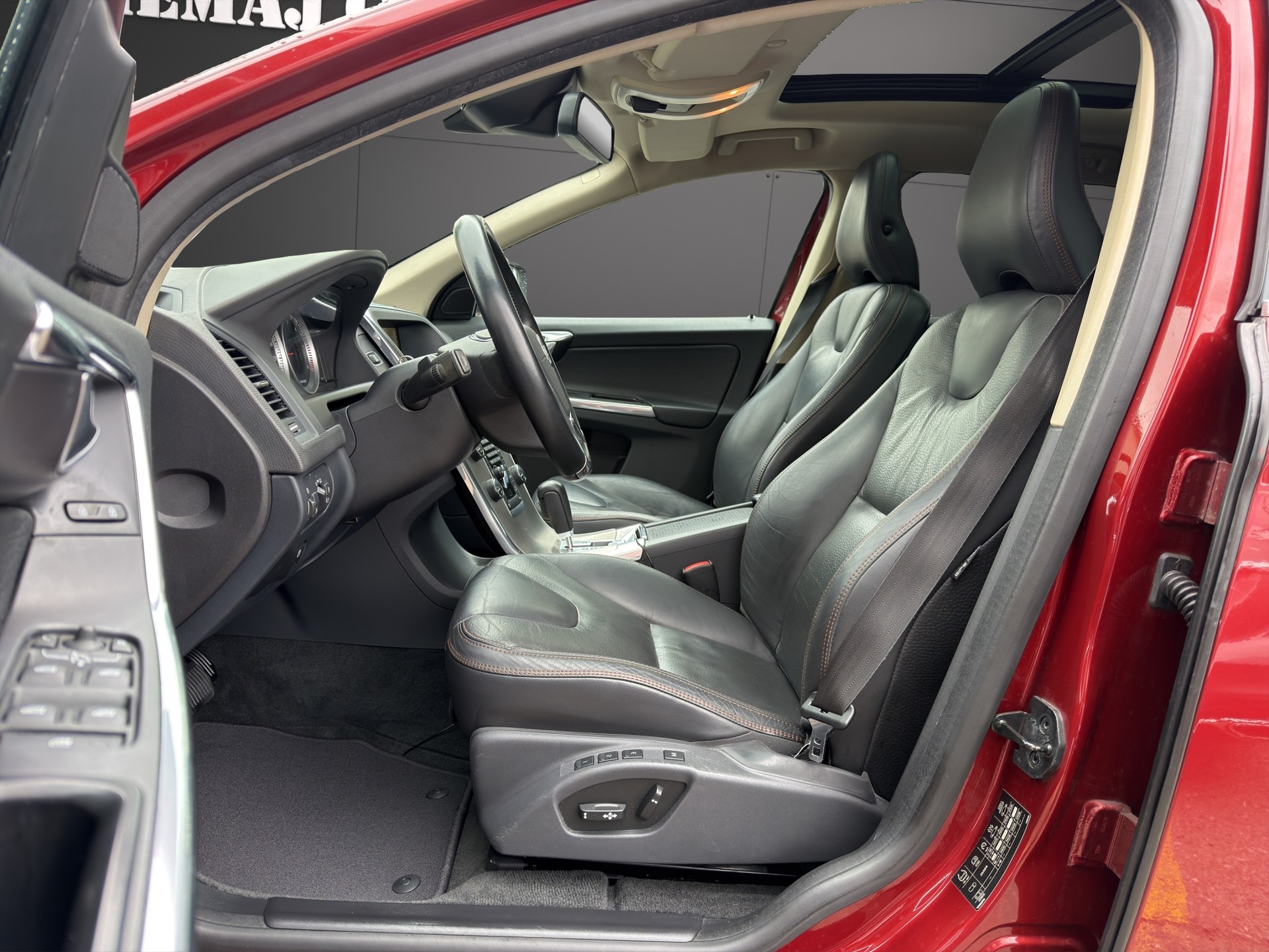 VOLVO XC60 D3 AWD Momentum Geartronic Pano&MFK-image-11