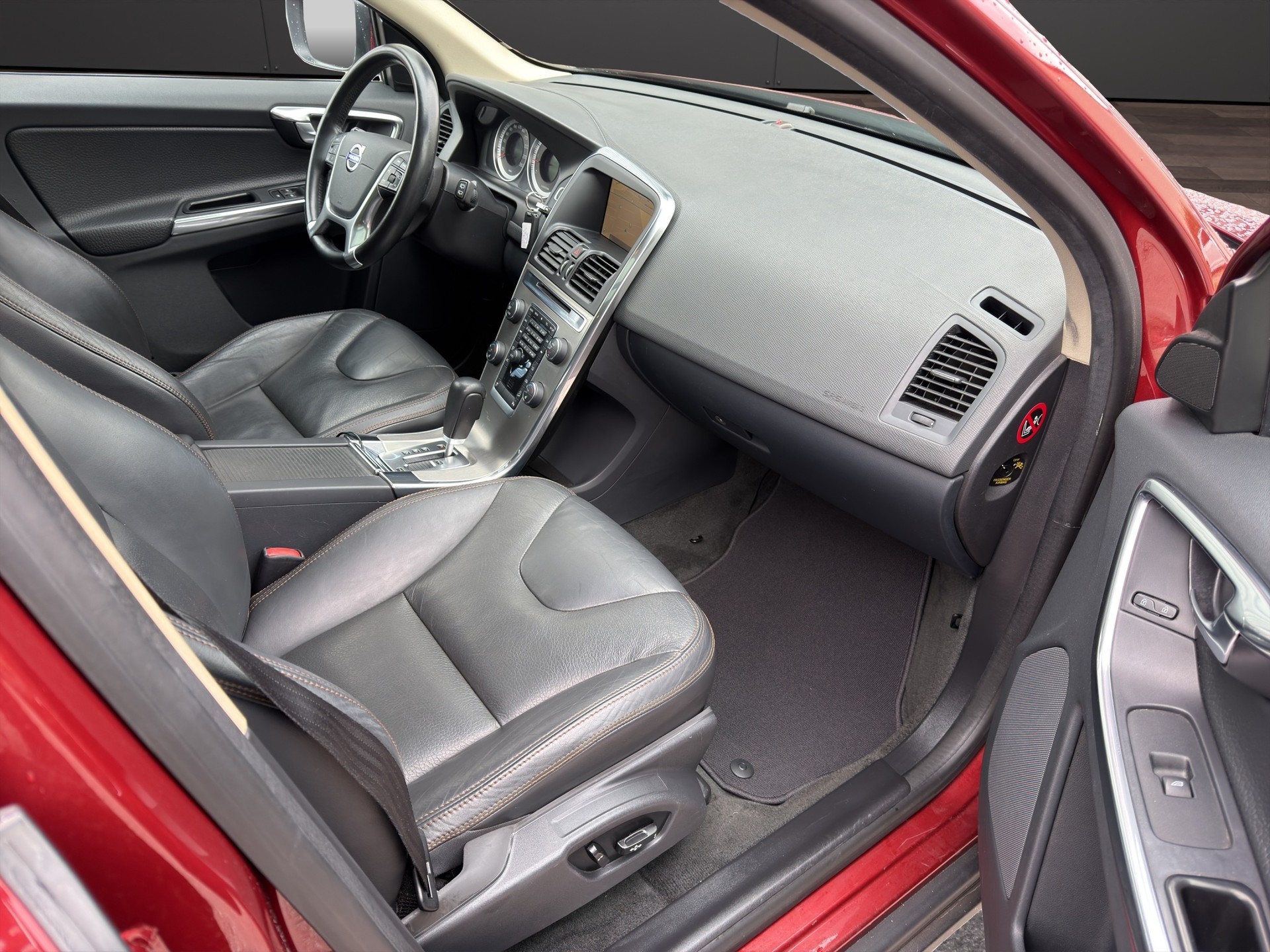 VOLVO XC60 D3 AWD Momentum Geartronic Pano&MFK-image-13