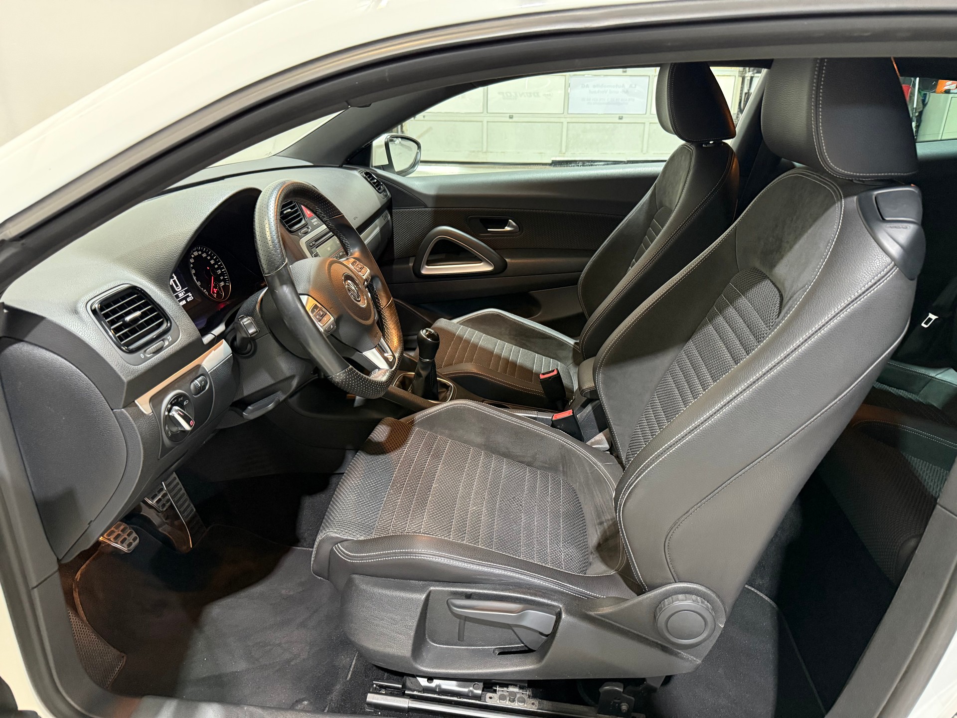 VW Scirocco 1.4 TSI R Line-image-12