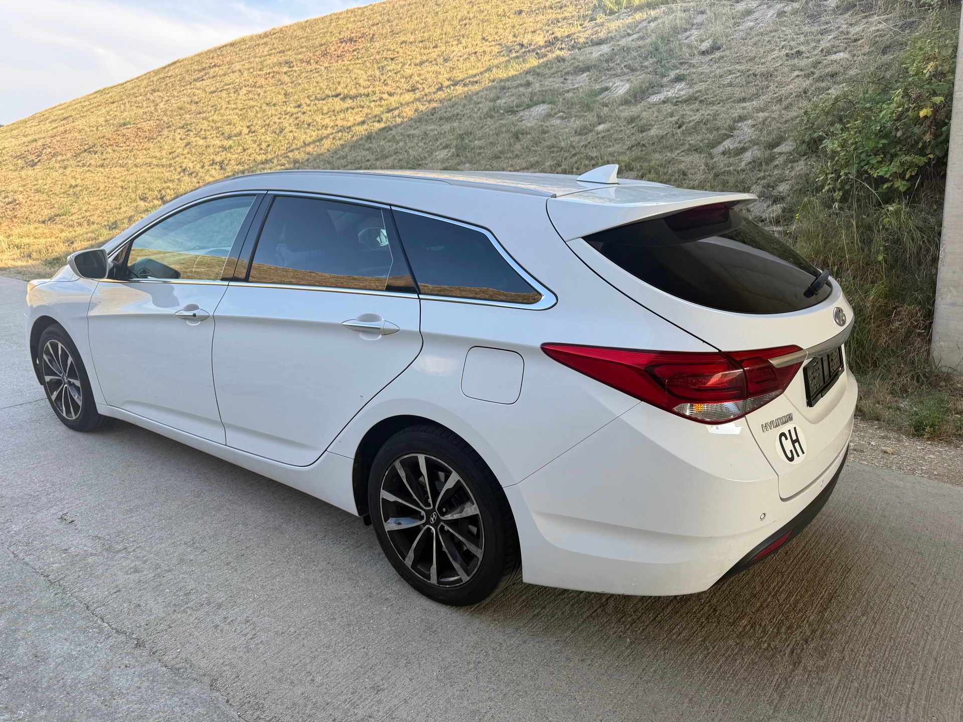 HYUNDAI i40 Wagon 1.7 CRDI Amplia-image-2