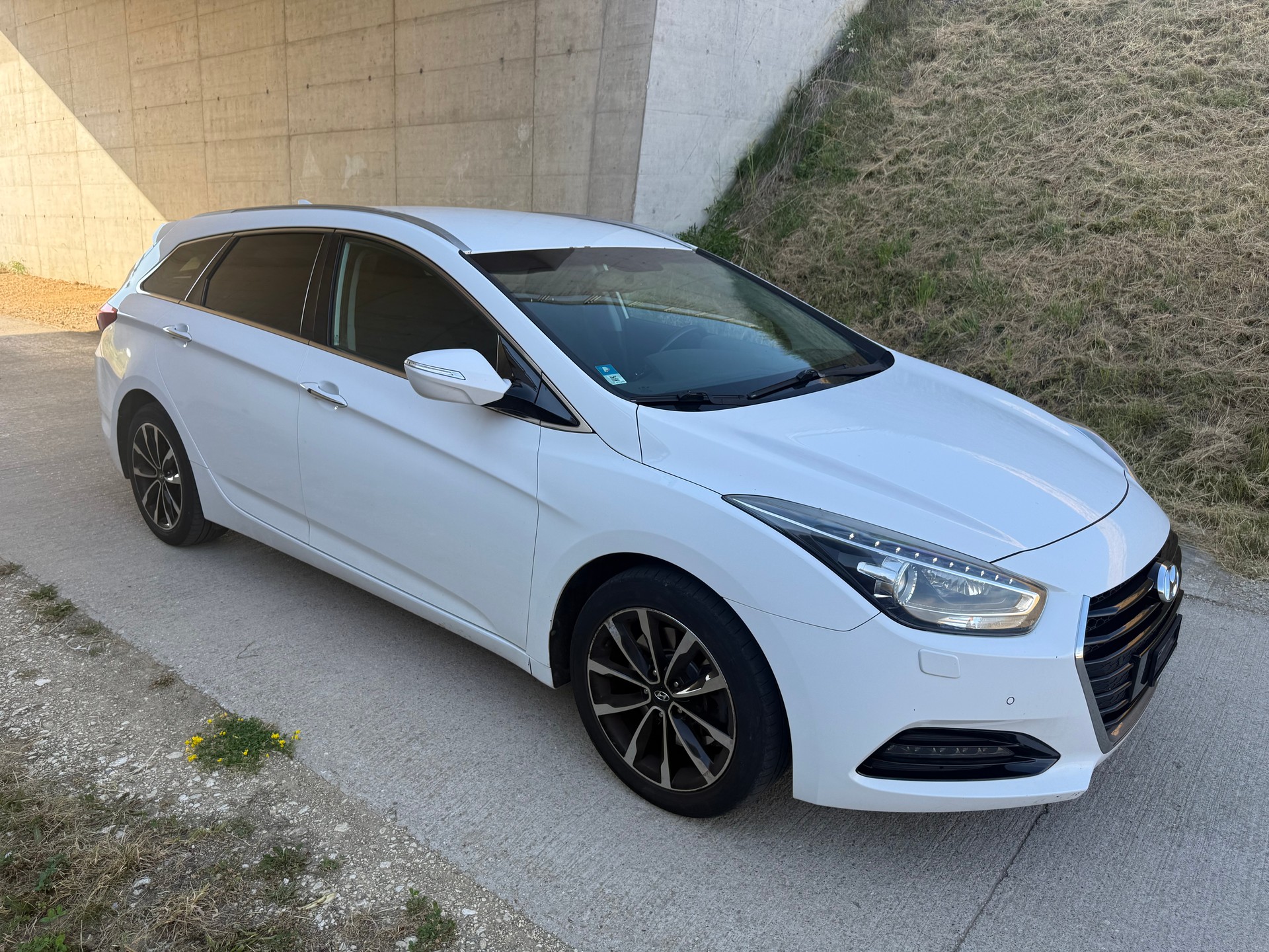 HYUNDAI i40 Wagon 1.7 CRDI Amplia-image-5