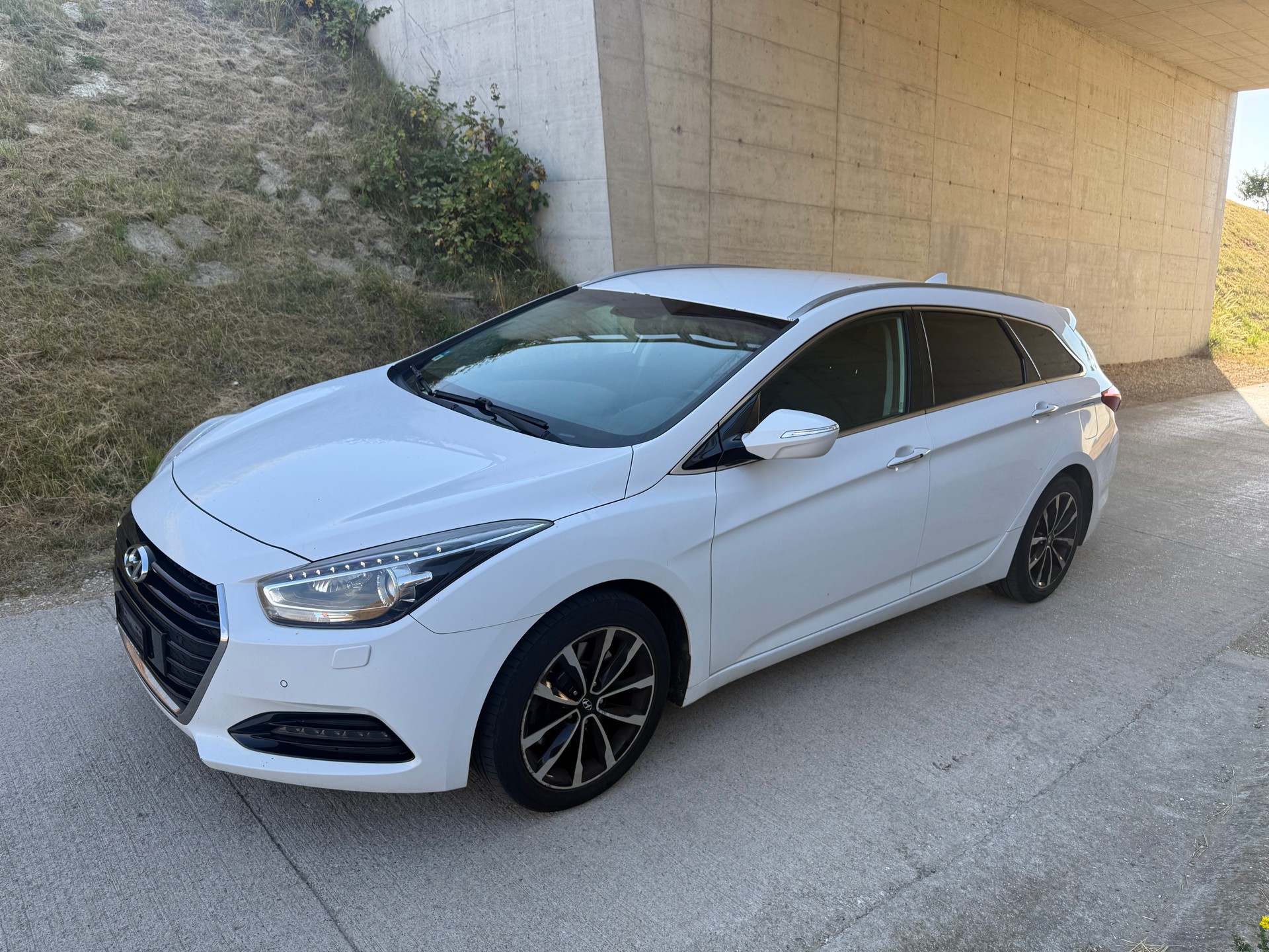 HYUNDAI i40 Wagon 1.7 CRDI Amplia-image-1