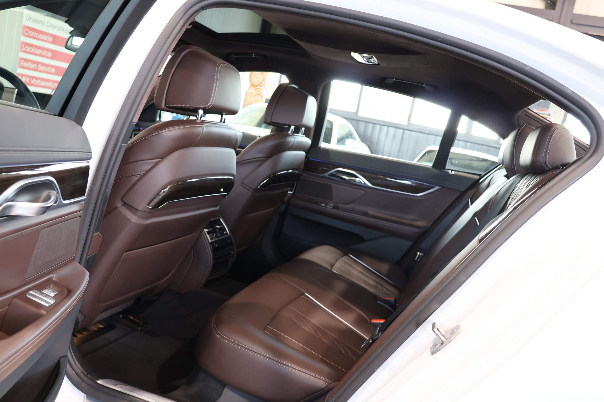 BMW 750i xDrive Steptronic-image-14