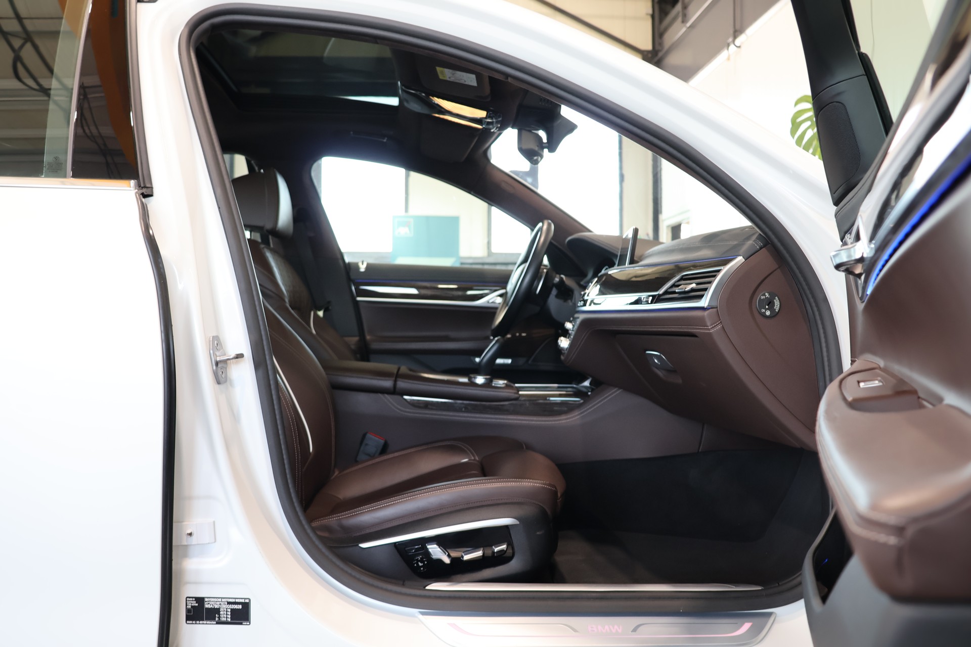 BMW 750i xDrive Steptronic-image-12