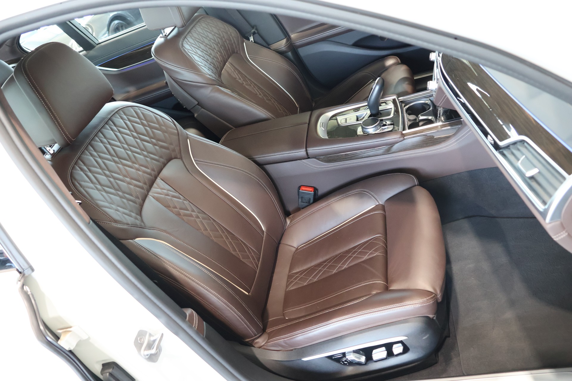 BMW 750i xDrive Steptronic-image-13