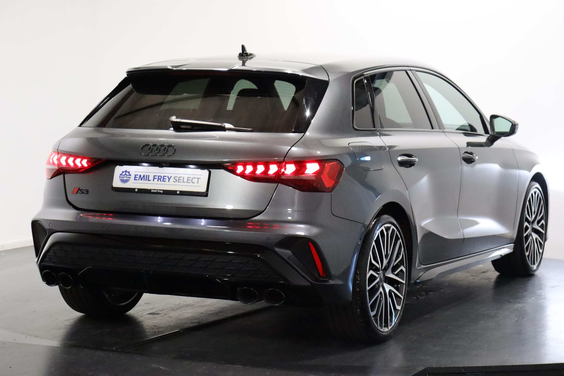 AUDI S3 Sportback 2.0 TFSI quattro S-Tronic-image-4