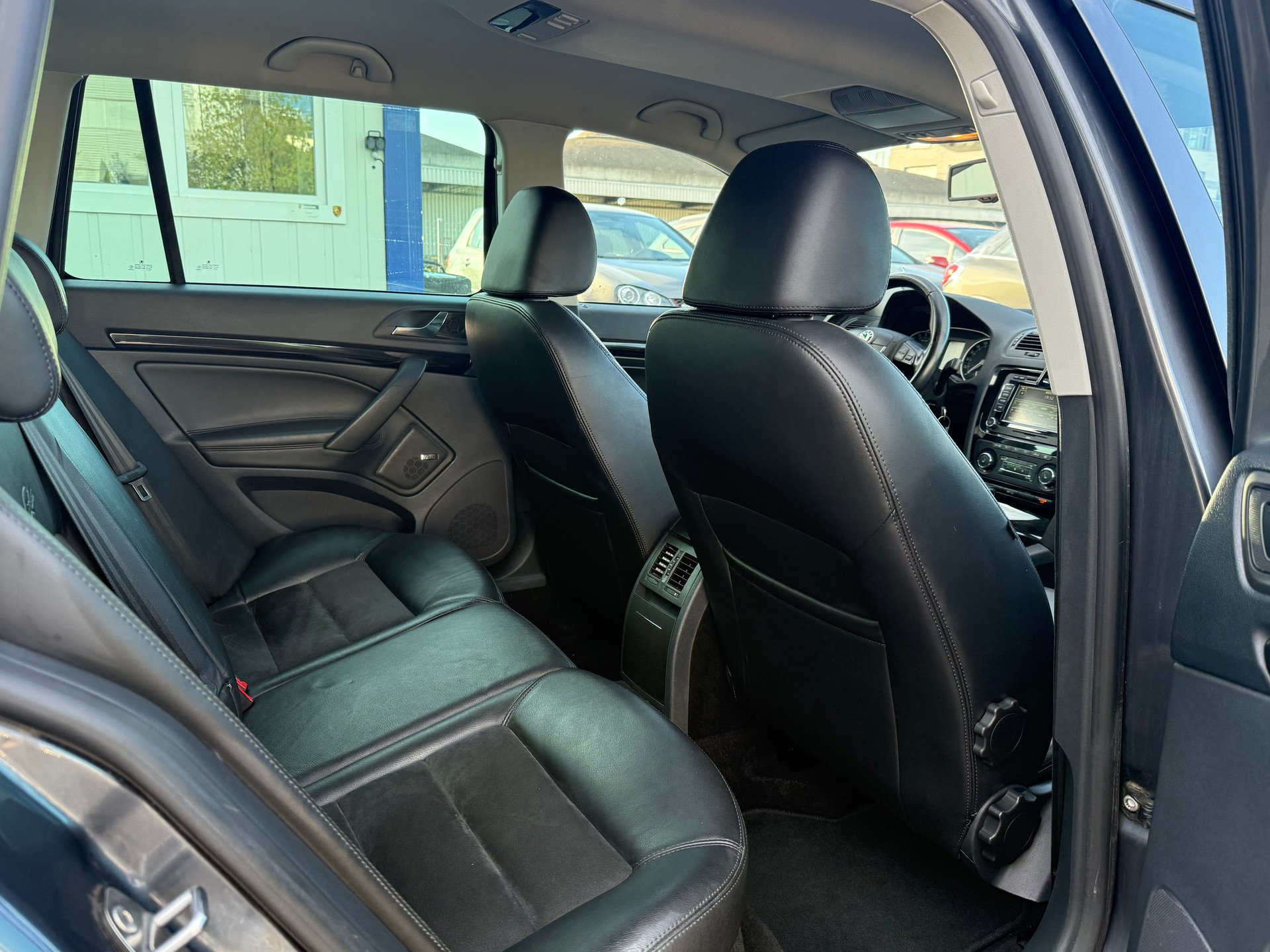 SKODA Octavia Combi 2.0 TDI Laurin & Klement 4x4 DSG / Ab MFK / Zahnriemen ersetzt / AHK 1600kg / Leder/Alcantara / Navi-image-12