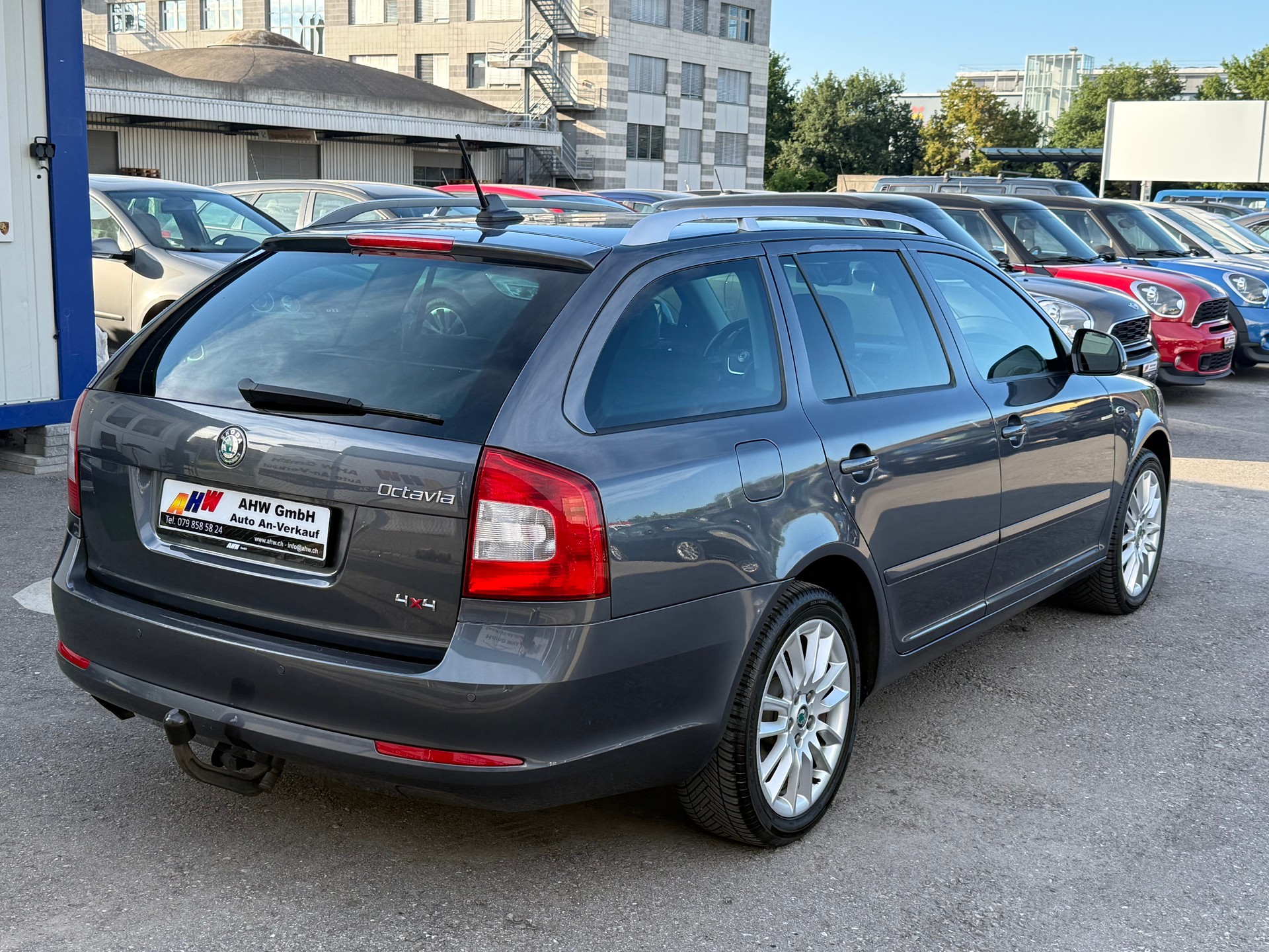 SKODA Octavia Combi 2.0 TDI Laurin & Klement 4x4 DSG / Ab MFK / Zahnriemen ersetzt / AHK 1600kg / Leder/Alcantara / Navi-image-4