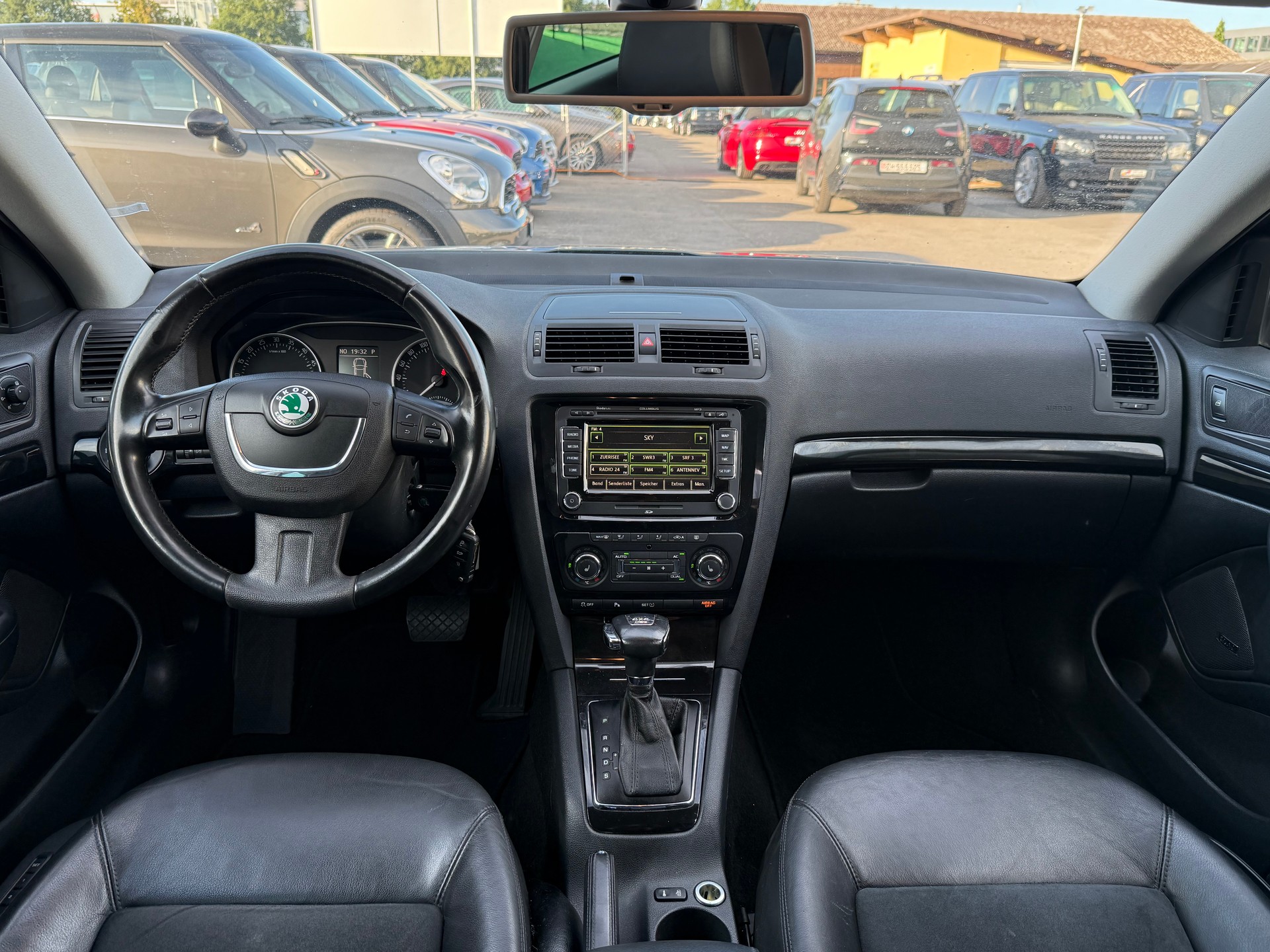 SKODA Octavia Combi 2.0 TDI Laurin & Klement 4x4 DSG / Ab MFK / Zahnriemen ersetzt / AHK 1600kg / Leder/Alcantara / Navi-image-9