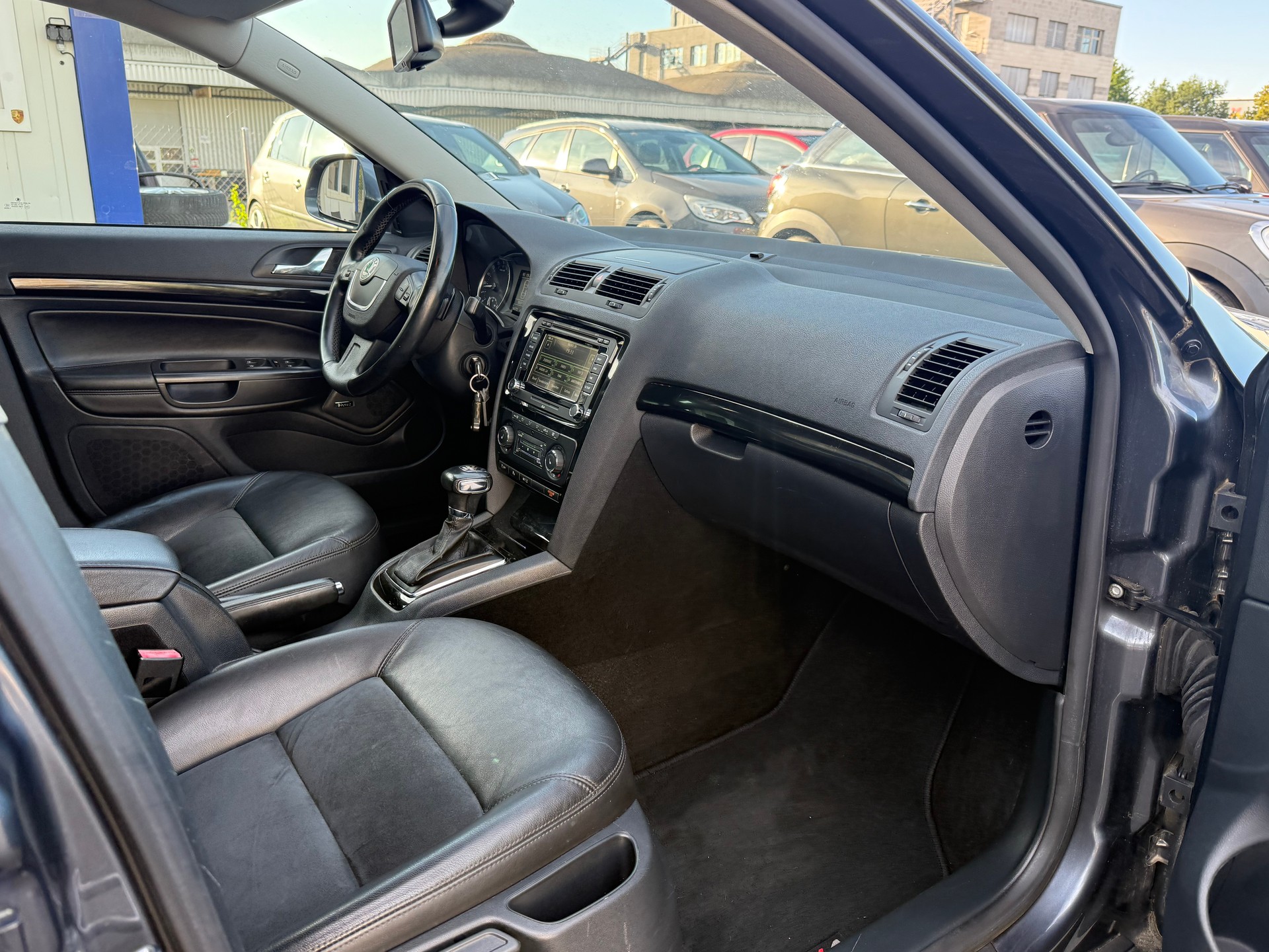 SKODA Octavia Combi 2.0 TDI Laurin & Klement 4x4 DSG / Ab MFK / Zahnriemen ersetzt / AHK 1600kg / Leder/Alcantara / Navi-image-8