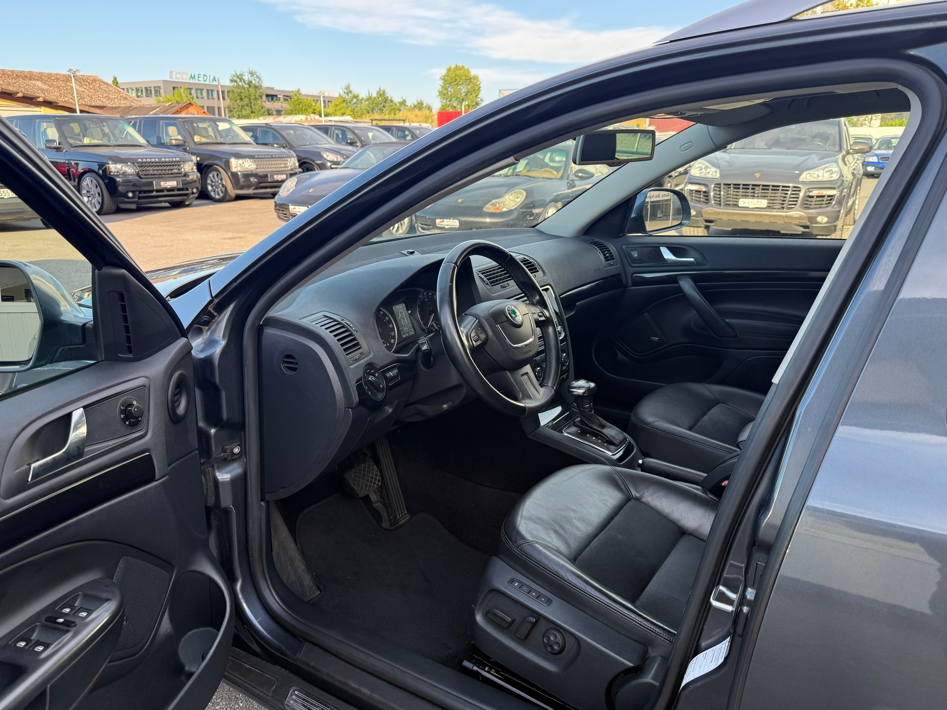 SKODA Octavia Combi 2.0 TDI Laurin & Klement 4x4 DSG / Ab MFK / Zahnriemen ersetzt / AHK 1600kg / Leder/Alcantara / Navi-image-10